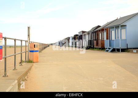 Interminabile fila di cabine sulla spiaggia, sul lungomare a Sandilands vicino a Sutton sul mare, Mablethorpe, Lincolnshire, Inghilterra, Regno Unito. Foto Stock