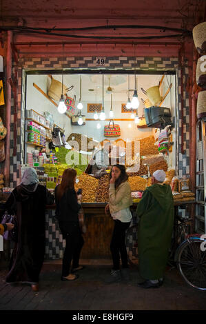 Ritratto verticale dei musulmani i clienti in attesa di essere servito in un dolce tradizionale negozio nel souk di Marrakech. Foto Stock