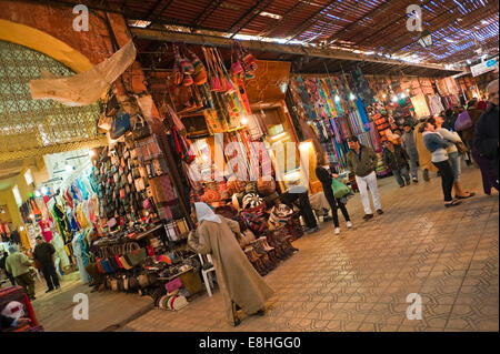Vista orizzontale delle persone che camminano attraverso i souk di Marrakech. Foto Stock