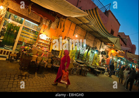 Vista orizzontale delle persone che camminano attraverso i souk di Marrakech. Foto Stock