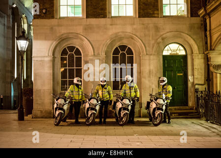 London, Regno Unito - 2 Ottobre 2014: quattro poliziotti che indossano giacche gialle e caschi sorge vicino al Guildhall con le loro motociclette Foto Stock