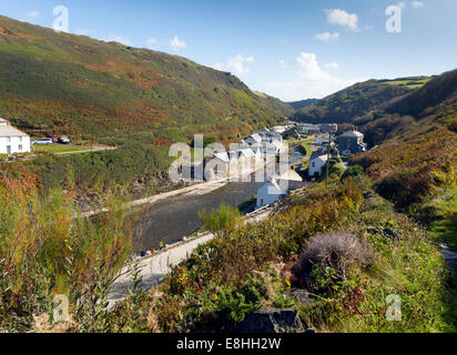 Boscastle città costiera North Cornwall tra Bude e Tintagel Inghilterra Regno unito su una bella e soleggiata cielo blu giorno Foto Stock