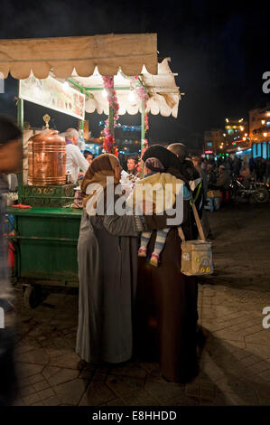 Vista verticale di un tè alla menta e dolci stallo nella Piazza Jemaa el Fna (Djemaa El Fnaa) in Marrakech di notte. Foto Stock