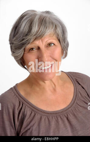 Sorridente vecchi capelli grigi donna Foto Stock