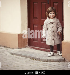 Piccola parentesi hipster ragazza RITRATTO URBANO Foto Stock