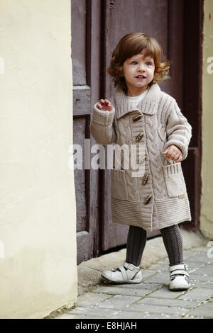 Bambina eleganti urbano ritratto Foto Stock