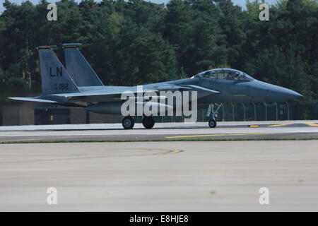 Suffolk, Regno Unito. Il 9 maggio, 2013. Immagine libreria del USAF F15-E LN182 conduce una formazione al volo RAF Lakenheath, Suffolk, Credito: Chris Yates/Alamy Live News Foto Stock