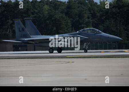 Suffolk, Regno Unito. Il 9 maggio, 2013. Immagine libreria del USAF F15-E LN182 conduce una formazione al volo RAF Lakenheath, Suffolk, Credito: Chris Yates/Alamy Live News Foto Stock