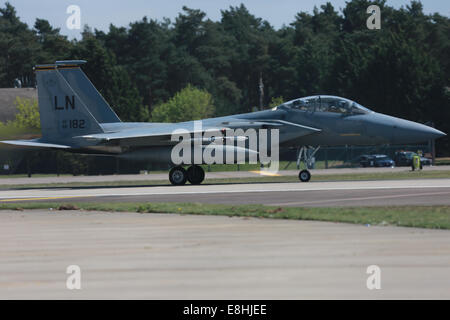 Suffolk, Regno Unito. Il 9 maggio, 2013. Immagine libreria del USAF F15-E LN182 conduce una formazione al volo RAF Lakenheath, Suffolk, Credito: Chris Yates/Alamy Live News Foto Stock