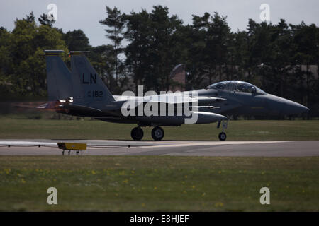 Suffolk, Regno Unito. Il 9 maggio, 2013. Immagine libreria del USAF F15-E LN182 conduce una formazione al volo RAF Lakenheath, Suffolk, Credito: Chris Yates/Alamy Live News Foto Stock