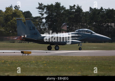 Suffolk, Regno Unito. Il 9 maggio, 2013. Immagine libreria del USAF F15-E LN182 conduce una formazione al volo RAF Lakenheath, Suffolk, Credito: Chris Yates/Alamy Live News Foto Stock