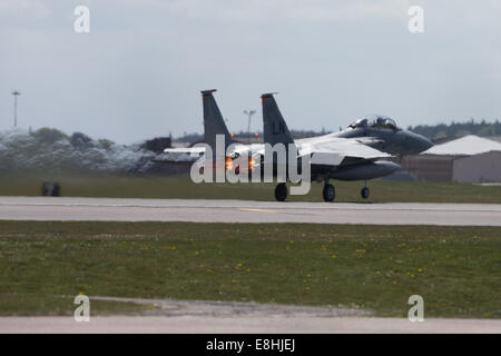 Suffolk, Regno Unito. Il 9 maggio, 2013. Immagine libreria del USAF F15-E LN182 conduce una formazione al volo RAF Lakenheath, Suffolk, Credito: Chris Yates/Alamy Live News Foto Stock