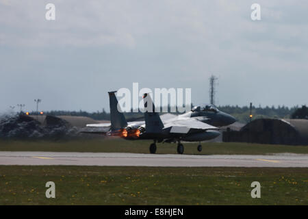 Suffolk, Regno Unito. Il 9 maggio, 2013. Immagine libreria del USAF F15-E LN182 conduce una formazione al volo RAF Lakenheath, Suffolk, Credito: Chris Yates/Alamy Live News Foto Stock