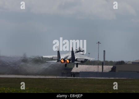 Suffolk, Regno Unito. Il 9 maggio, 2013. Immagine libreria del USAF F15-E LN182 conduce una formazione al volo RAF Lakenheath, Suffolk, Credito: Chris Yates/Alamy Live News Foto Stock