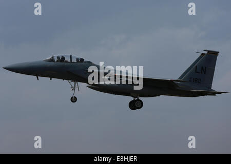 Suffolk, Regno Unito. Il 9 maggio, 2013. Immagine libreria del USAF F15-E LN182 conduce una formazione al volo RAF Lakenheath, Suffolk, Credito: Chris Yates/Alamy Live News Foto Stock