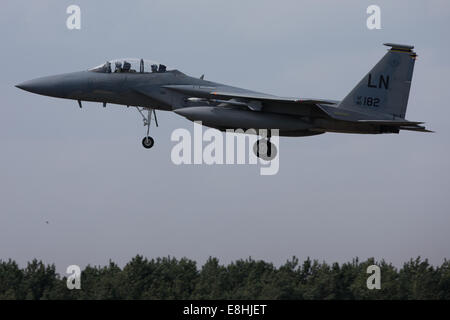 Suffolk, Regno Unito. Il 9 maggio, 2013. Immagine libreria del USAF F15-E LN182 conduce una formazione al volo RAF Lakenheath, Suffolk, Credito: Chris Yates/Alamy Live News Foto Stock