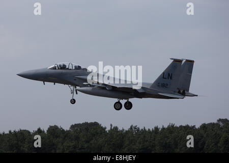 Suffolk, Regno Unito. Il 9 maggio, 2013. Immagine libreria del USAF F15-E LN182 conduce una formazione al volo RAF Lakenheath, Suffolk, Credito: Chris Yates/Alamy Live News Foto Stock