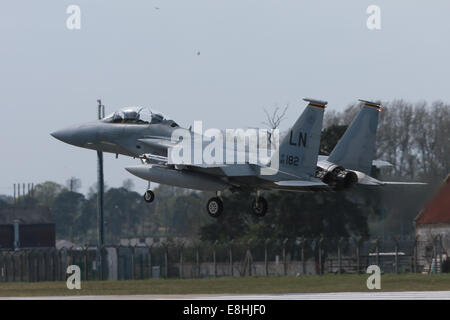 Suffolk, Regno Unito. Il 9 maggio, 2013. Immagine libreria del USAF F15-E LN182 conduce una formazione al volo RAF Lakenheath, Suffolk, Credito: Chris Yates/Alamy Live News Foto Stock