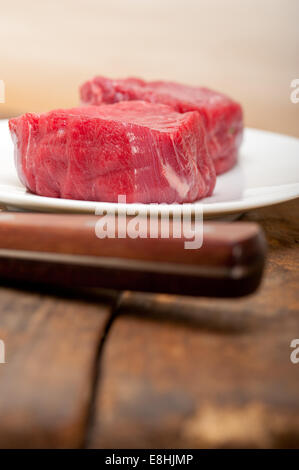 Fresco di manzo crudo filet mignon tagliare pronto per cucinare Foto Stock