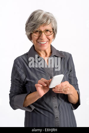 Senior donna utilizzando un telefono cellulare Foto Stock