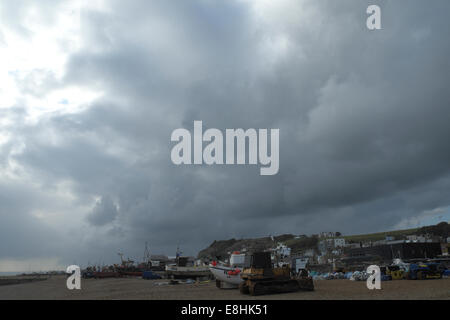 Hastings, Regno Unito. 8 Ottobre, 2014. Maltempo su Hastings Stade Pesca Beach, East Sussex, Regno Unito. Foto Stock