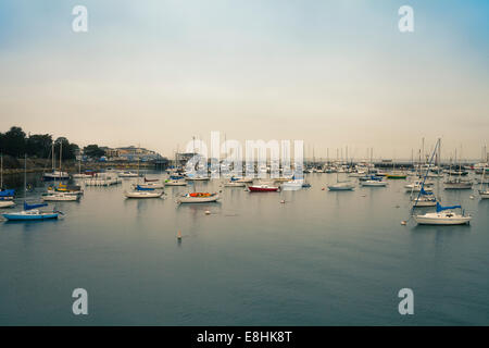 Vista delle barche nella baia di Monterey, California USA Foto Stock