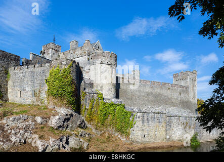 Castello di Cahir sul fiume Suir, Cahir, nella contea di Tipperary, Repubblica di Irlanda Foto Stock
