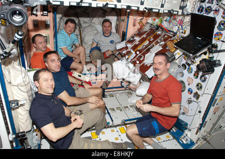 Se la stazione spaziale internazionale sono stati a scuola, questa scena nel nodo Unità sarebbe degli insegnanti' lounge. Sei spedizione Foto Stock