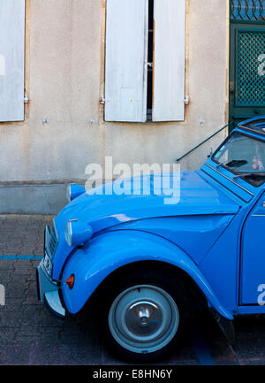 Blue Citroen auto 2CV parcheggiato su una strada in Francia quasi quattro milioni di questi bassi costi autovetture sono state prodotte tra il 1948 e il 1990 Foto Stock