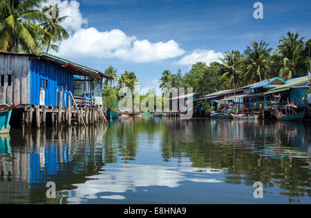 Riverside case nel villaggio di pescatori di albanese Prek Svay, Koh Rong Isola, Cambogia Foto Stock