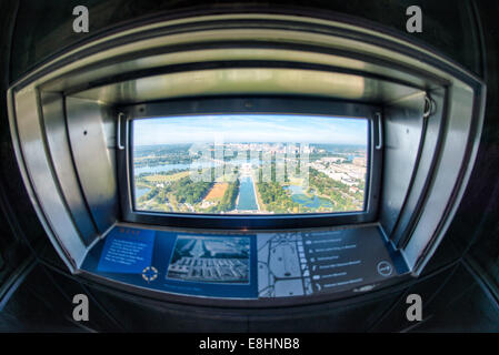 Washington Monument View of Reflecting Pool e Lincoln Memorial Washington DC // WASHINGTON DC - la vista da una delle finestre in cima al Washington Monument, che si affaccia sulla Reflecting Pool e sul Lincoln Memorial verso Arlington Memorial Bridge e Arlington, Virginia. Il Washington Monument si trova a oltre 555 piedi (169 metri) al centro del National Mall di Washington DC. Fu completato nel 1884 e subì estesi lavori di ristrutturazione nel 2012-13 dopo che un terremoto danneggiò parte della struttura. Foto Stock