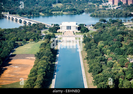 Lincoln Memorial Reflecting Pool Arlington Memorial Bridge Washington DC // WASHINGTON DC - il Lincoln Memorial e l'Arlington Memorial Bridge sono visti dal livello di osservazione del Washington Monument, con la Reflecting Pool che si estende tra di loro. Questo obelisco di 555 metri offre vedute panoramiche del National Mall e del nucleo monumentale della capitale. Foto Stock
