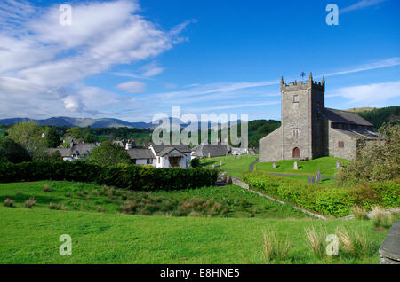 San Michele e Tutti gli Angeli Chiesa ( la chiesa di Inghilterra ), Hawkshead Village, Lake District, Cumbria, England, Regno Unito Foto Stock