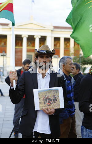 Atene, Grecia. 8 ottobre 2014. Un manifestante detiene una foto delle vittime da Kobane. Curdi che vivono in Grecia hanno protestato contro gli attacchi di uno Stato islamico (SI) sulla città di Kobane in Siria, chiedono il sostegno internazionale dei combattenti curdi. Essi inoltre hanno protestato contro il presunto sostegno di è dallo stato turco. Credito: Michael Debets/Alamy Live News Foto Stock