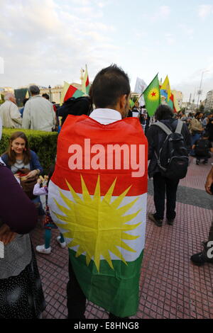 Atene, Grecia. 8 ottobre 2014. Un manifestante indossa una bandiera curda. Curdi che vivono in Grecia hanno protestato contro gli attacchi di uno Stato islamico (SI) sulla città di Kobane in Siria, chiedono il sostegno internazionale dei combattenti curdi. Essi inoltre hanno protestato contro il presunto sostegno di è dallo stato turco. Credito: Michael Debets/Alamy Live News Foto Stock