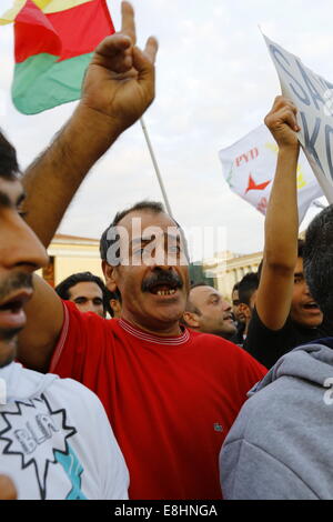 Atene, Grecia. 8 ottobre 2014. Un manifestante grida slogan. Curdi che vivono in Grecia hanno protestato contro gli attacchi di uno Stato islamico (SI) sulla città di Kobane in Siria, chiedono il sostegno internazionale dei combattenti curdi. Essi inoltre hanno protestato contro il presunto sostegno di è dallo stato turco. Credito: Michael Debets/Alamy Live News Foto Stock