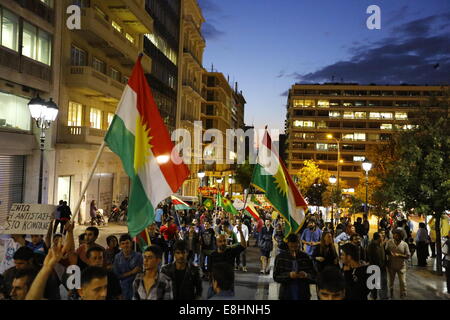 Atene, Grecia. 8 ottobre 2014. La marcia di protesta passa lungo la Piazza Syntagma. Curdi che vivono in Grecia hanno protestato contro gli attacchi di uno Stato islamico (SI) sulla città di Kobane in Siria, chiedono il sostegno internazionale dei combattenti curdi. Essi inoltre hanno protestato contro il presunto sostegno di è dallo stato turco. Credito: Michael Debets/Alamy Live News Foto Stock