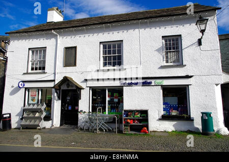 Il Co-Operative negozio di alimentari, Hawkshead Village, Parco Nazionale del Distretto dei Laghi, Cumbria, England, Regno Unito Foto Stock