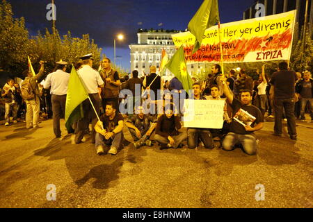 Atene, Grecia. 8 ottobre 2014. Manifestanti sedersi sul terreno, creando per le telecamere. Curdi che vivono in Grecia hanno protestato contro gli attacchi di uno Stato islamico (SI) sulla città di Kobane in Siria, chiedono il sostegno internazionale dei combattenti curdi. Essi inoltre hanno protestato contro il presunto sostegno di è dallo stato turco. Credito: Michael Debets/Alamy Live News Foto Stock