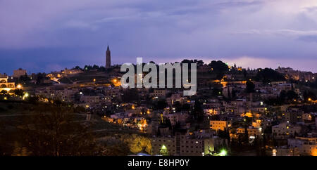 Vista panoramica sulla città santa Gerusalemme-vista notturna. Foto Stock