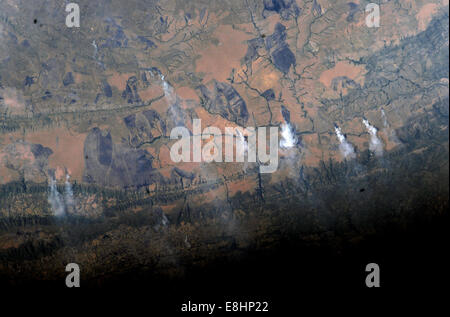 La NASA cattura immagini satellitari di fuoco e fumo nella Repubblica Democratica del Congo. Queste immagini aiutano a monitorare i cambiamenti ambientali e forniscono dati per la gestione delle catastrofi e la ricerca sul clima. Foto Stock