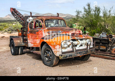 Veicoli Vintage decadendo lontano, a sinistra nel deserto dell'Arizona in una città fantasma, Pick up truck Foto Stock