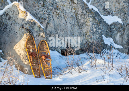Paesaggio invernale con rocce di arenaria e classic Bear Paw racchette da neve Foto Stock