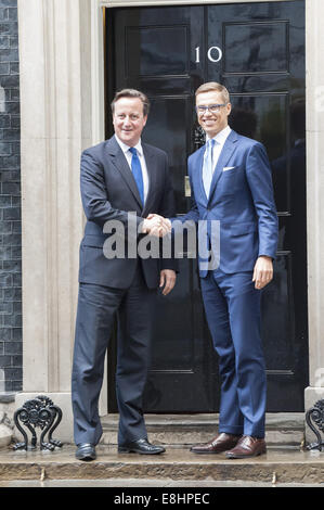 London, Londra, Regno Unito. 8 Ott 2014. David Cameron saluta il nuovo PM finlandese Alexander Stubb a Downing Street. © Lee Thomas/ZUMA filo/Alamy Live News Foto Stock
