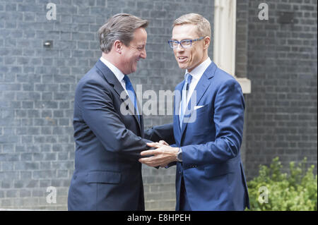 London, Londra, Regno Unito. 8 Ott 2014. David Cameron saluta il nuovo PM finlandese Alexander Stubb a Downing Street. © Lee Thomas/ZUMA filo/Alamy Live News Foto Stock