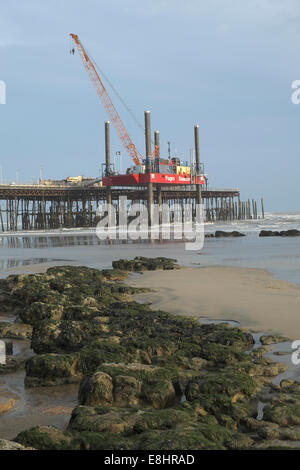 Hastings, East Sussex, Regno Unito. 8 Ottobre, 2014. Lavori di ristrutturazione continua su Hastings Pier che è stato distrutto da un incendio in un incendio doloso nel mese di ottobre 2010. Foto Stock