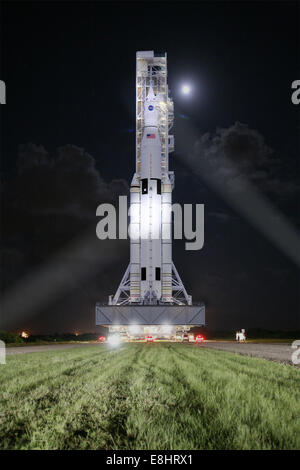 Lo Space Launch System (SLS) della NASA è un razzo pesante progettato per missioni nello spazio profondo. La SLS è preparata al Marshall Space Flight Center per le operazioni di lancio, sostenendo l'esplorazione con equipaggio e senza equipaggio oltre l'orbita terrestre, comprese le missioni sulla Luna e su Marte. Foto Stock