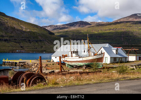 Vecchia barca da pesca nel porto di Seyðisfjörður Affitto in Islanda Foto Stock