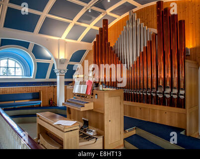 Organo a canne in una bella cappella di legno in Islanda Foto Stock