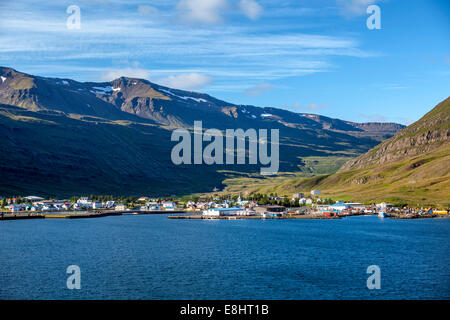 Seyðisfjörður Affitto piuttosto tranquilla e serena cittadina circondata da montagne in Islanda. Vista dal mare Foto Stock